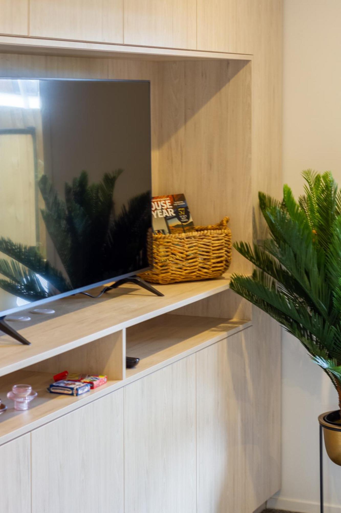 Downtown Comfort: Modern Studio With Backyard Christchurch Buitenkant foto
