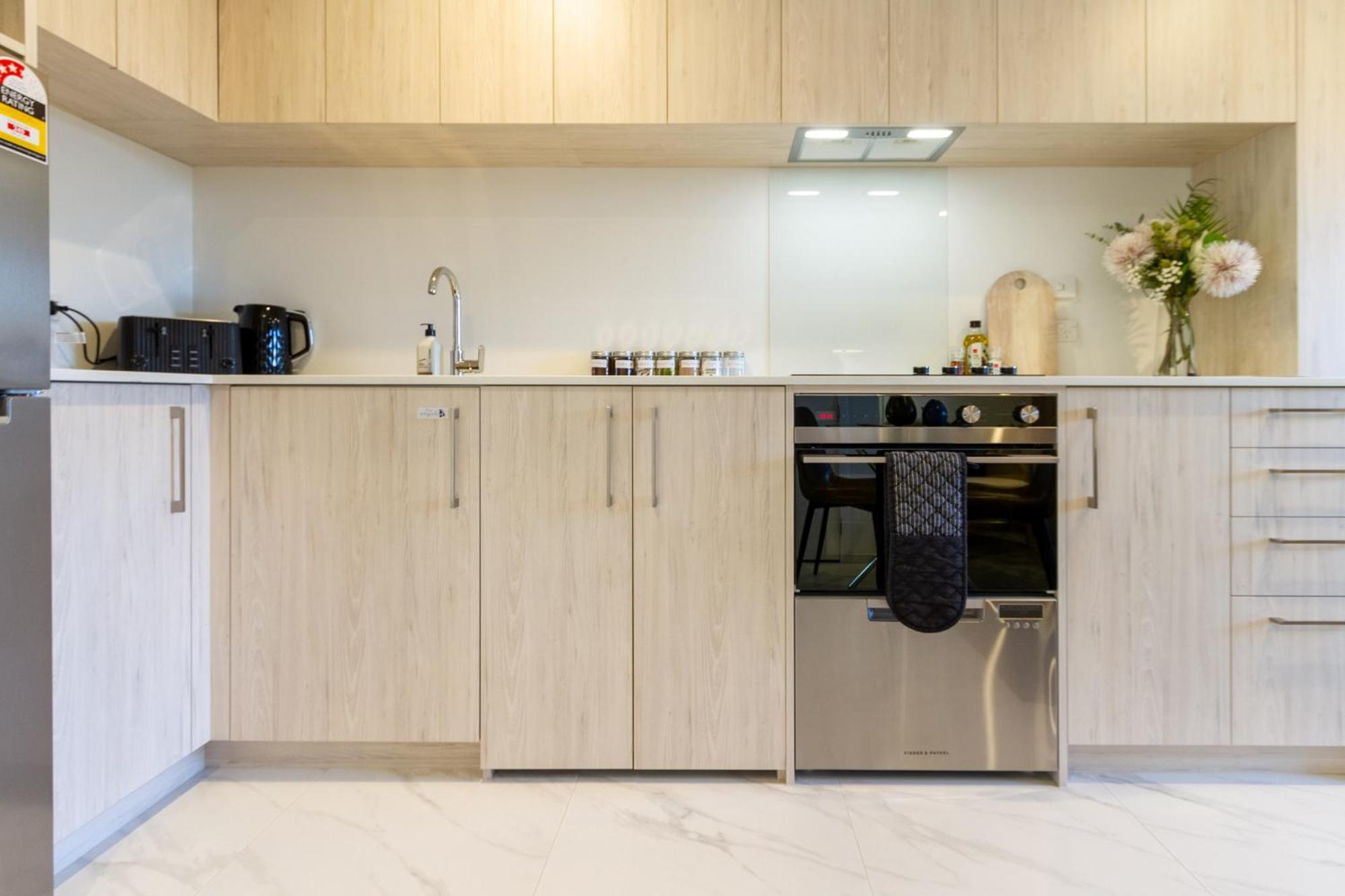 Downtown Comfort: Modern Studio With Backyard Christchurch Buitenkant foto