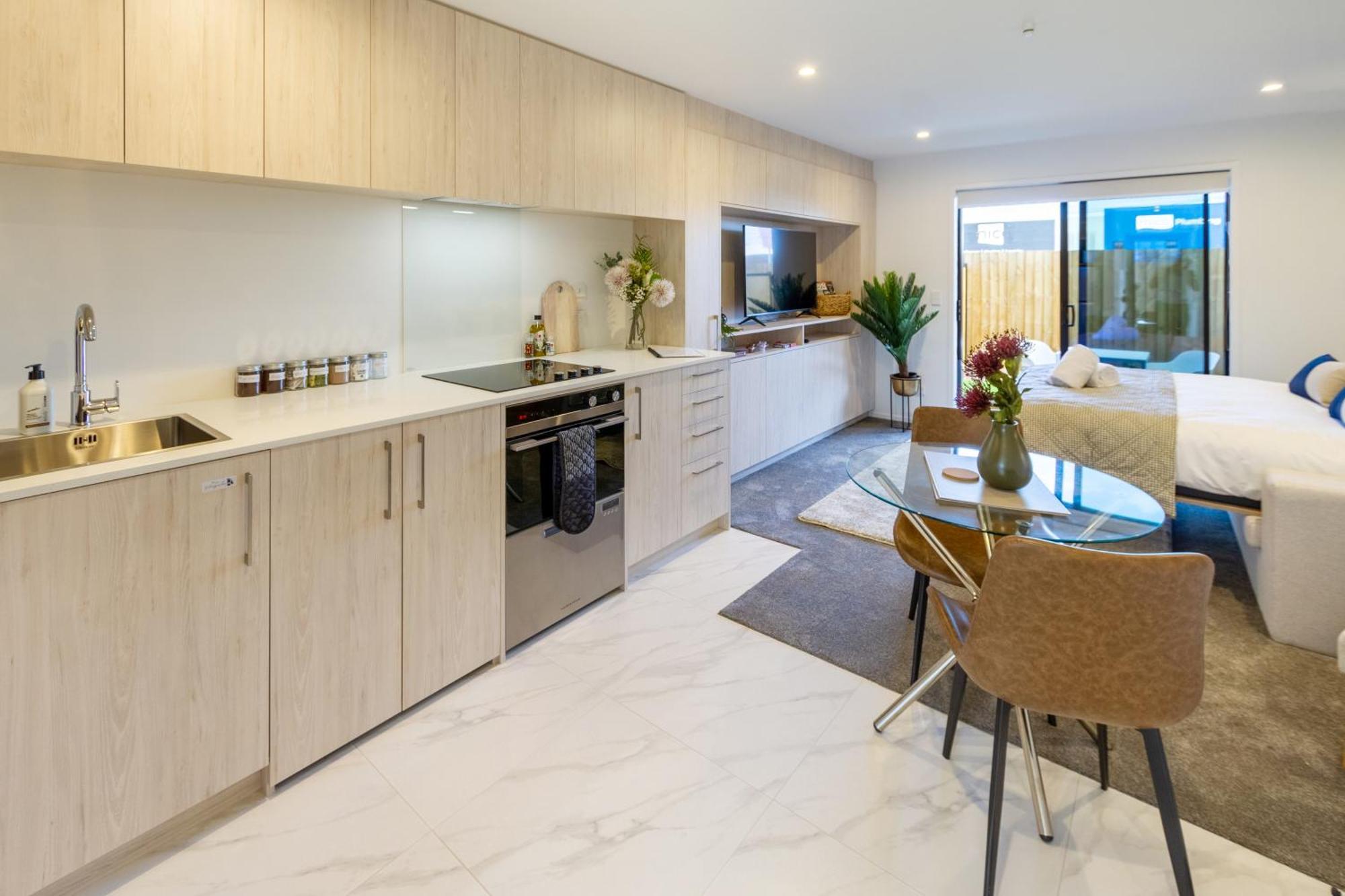 Downtown Comfort: Modern Studio With Backyard Christchurch Buitenkant foto